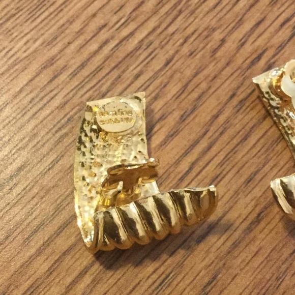 Caralina made in USA clip earrings - Picture 3 of 3